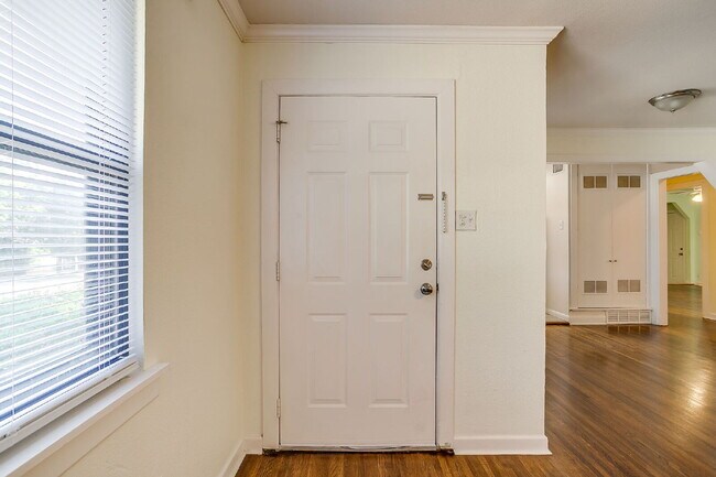 Building Photo - Well maintained 3 bedroom home in 76107