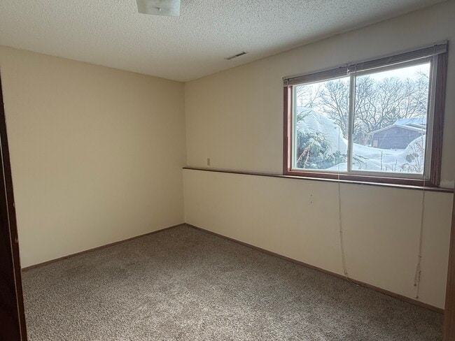 Building Photo - 2528 Birchview Ln