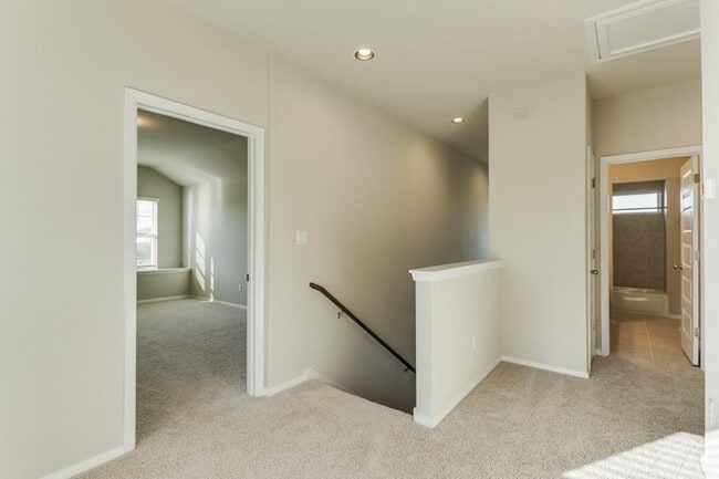 Building Photo - 412 Delta Crst