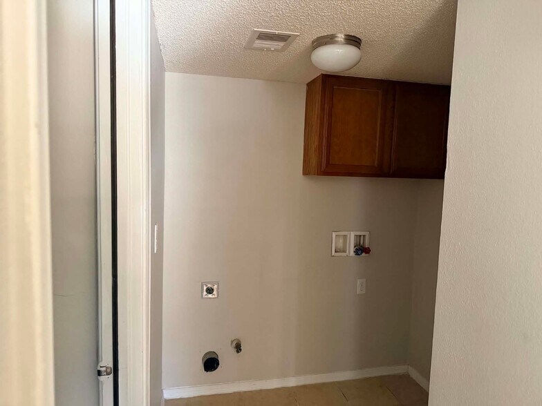 Building Photo - 4516 Lorenzo Ponce Dr