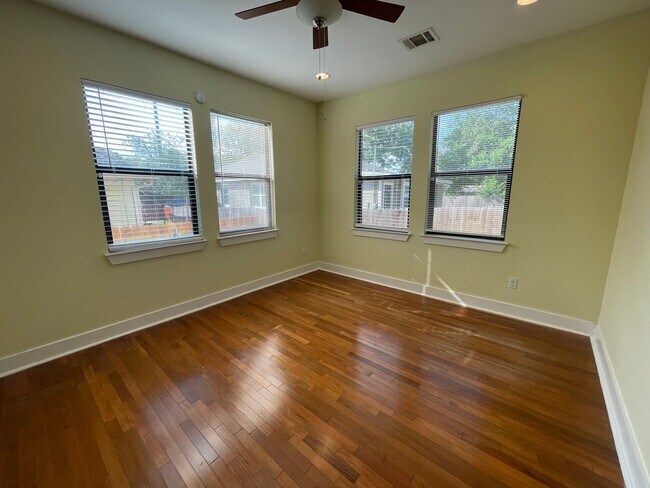 Building Photo - 5bed/3bath house in North Campus