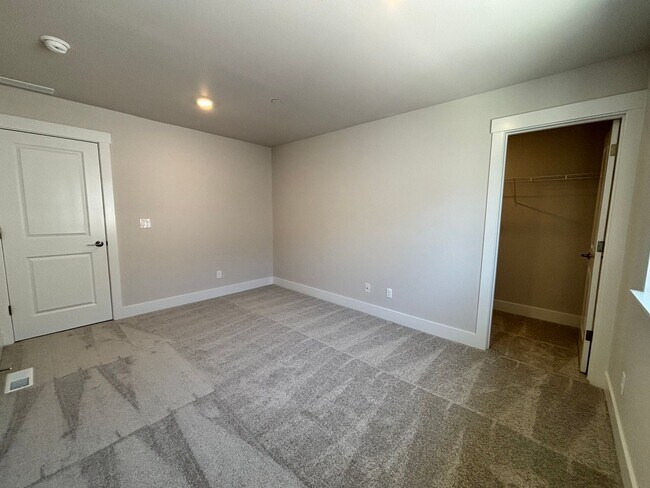 Building Photo - Brand New 5 Bedroom Home in Bull Mountain ...