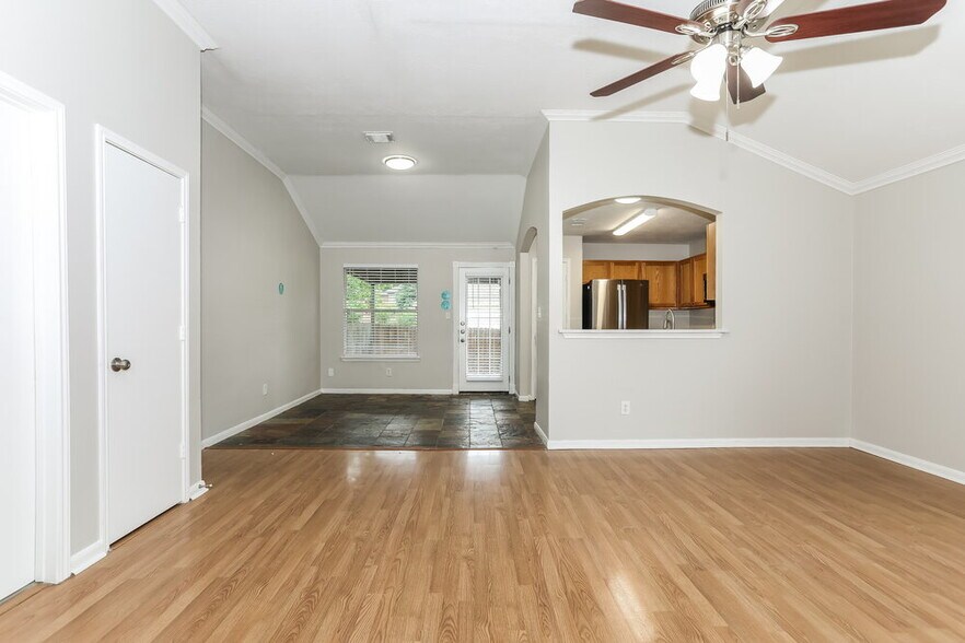 Building Photo - 511 Paradise Ln
