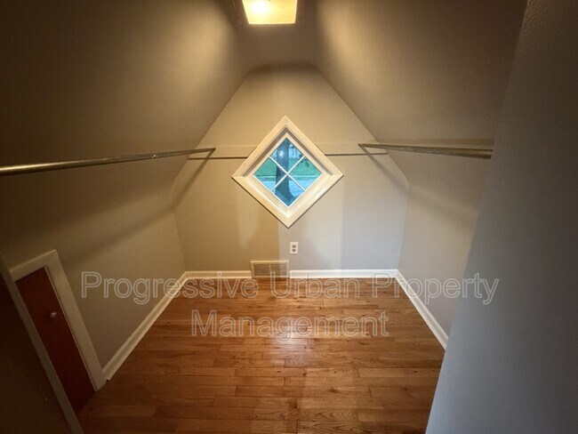 Building Photo - 380 E 260th St