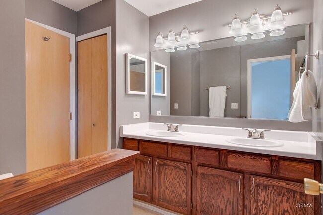 Building Photo - 224 Chesterfield Ct