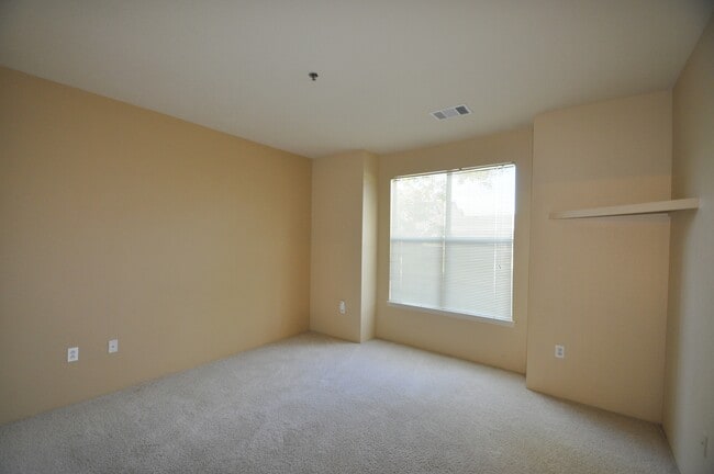 Building Photo - 6009 Castlegate Dr W