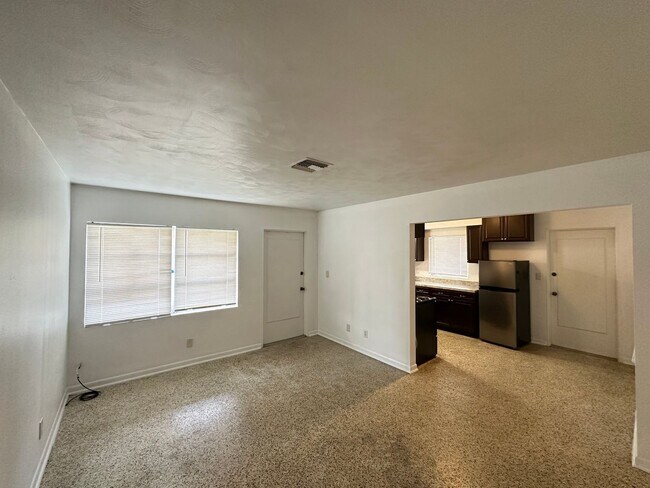 Building Photo - 2 Bedroom, 1 Bath Duplex in Leesburg!