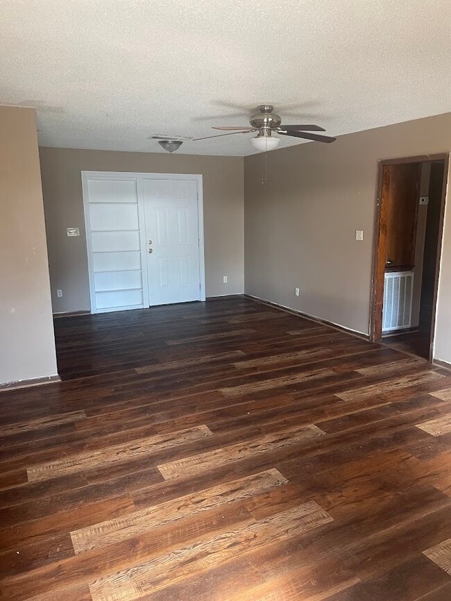 Building Photo - 2725 Yorktown Ave