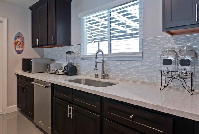 Building Photo - Modern home w Private Pool, Spa, Pets Welc...