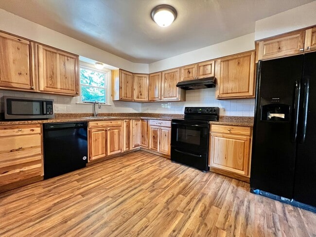 Building Photo - Spacious 3 Bed 2 Bath House in Central For...