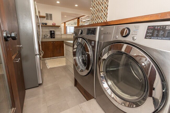 Building Photo - Spectacular Furnished 4 Bedroom/ 3 Bath Mid-Century Modern Retreat in Encinitas