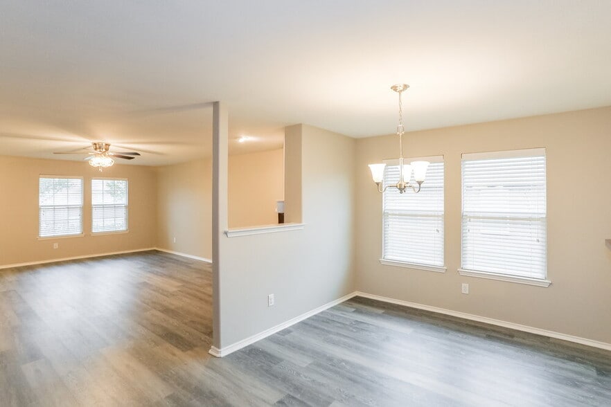 Building Photo - 516 Silver Leaf Dr
