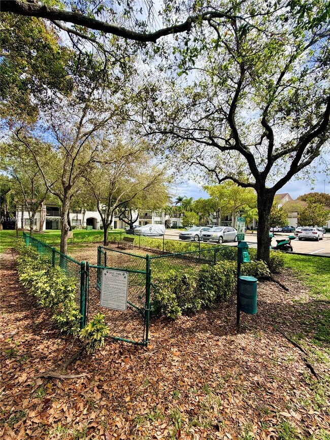 Building Photo - 650 S Park Rd