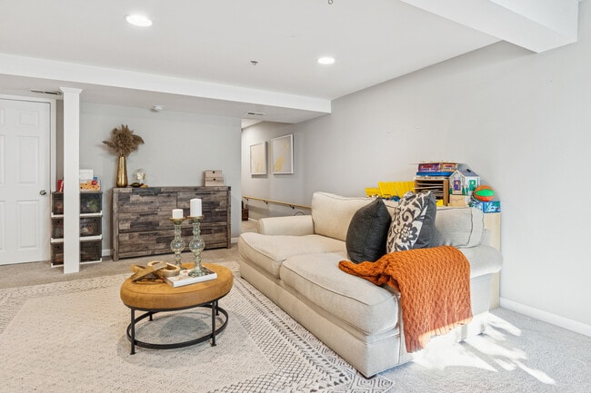 Building Photo - 34W685 Roosevelt Ave