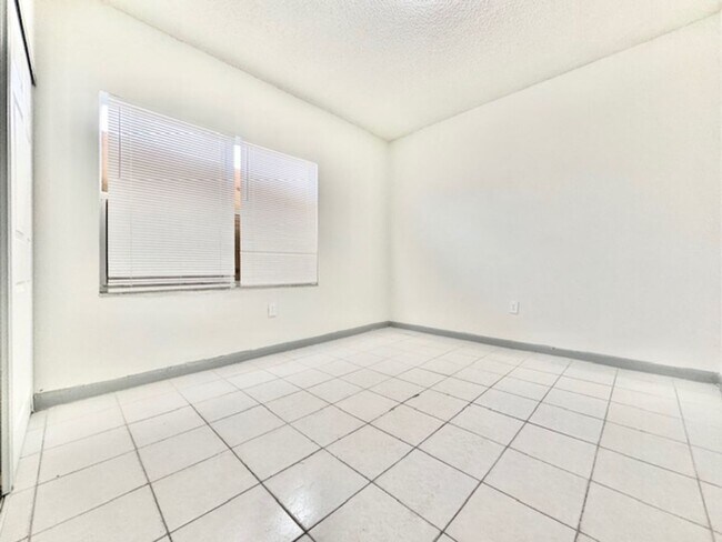 Building Photo - Three Bedroom Single Family Home with Private Fenced Yard