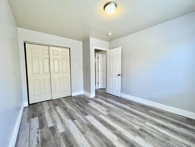 Building Photo - 2 bed 2 bath central location.