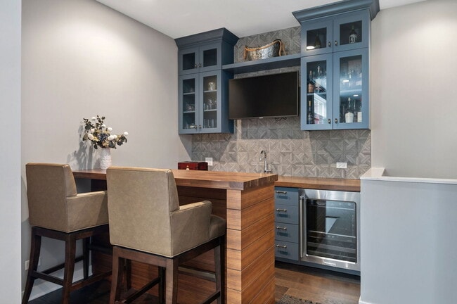 Building Photo - 232 E 18th St