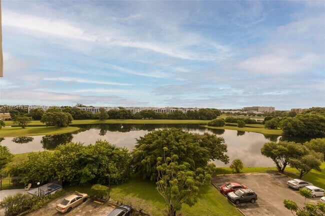 Building Photo - 9682 Fontainebleau Blvd