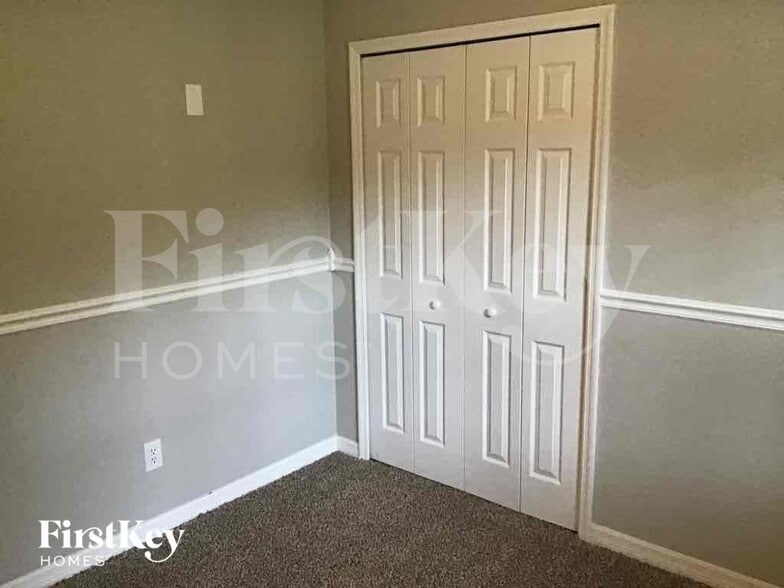 Building Photo - 1575 Pine Ct