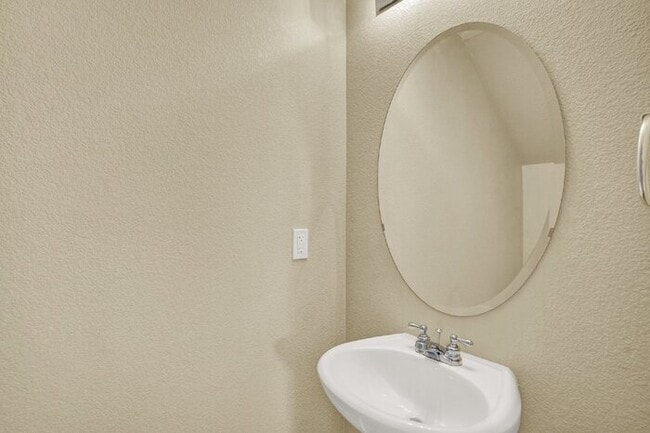 Building Photo - Low-Maintenance Northgate Home with Loft, Fireplace, and Mountain Views