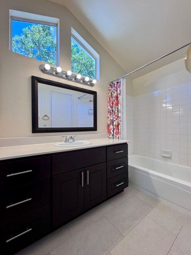 Building Photo - Spacious 3 Bedroom Home with High Ceilings...