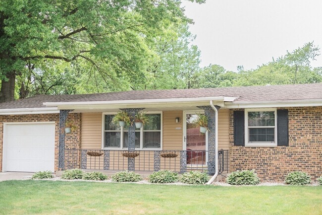 Building Photo - 3 bed 2 bath Ranch in Hobart