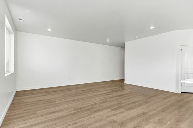 Building Photo - 825 W 700 S