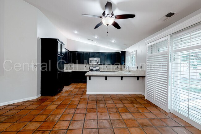 Building Photo - 3 Bedroom/2 Bath Home with Solar in the De...
