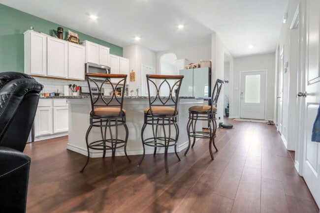 Building Photo - "Spacious 5-Bedroom Home with 3.5 Full Bat...