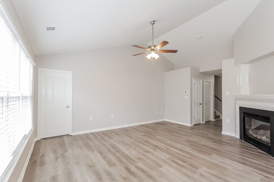 Building Photo - 10129 Green Hedge Ave