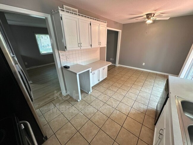 Building Photo - 424 NE Lakeview Dr