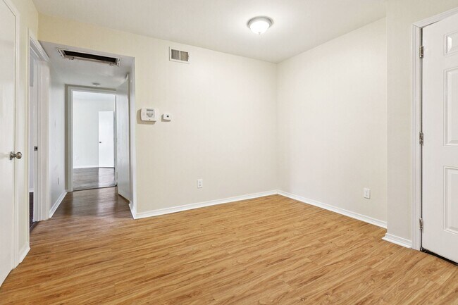 Building Photo - dbh3100