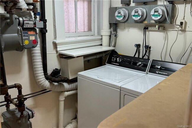 Building Photo - 189 Elm St