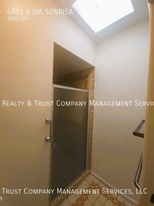 Building Photo - 4851 Vía Sonrisa