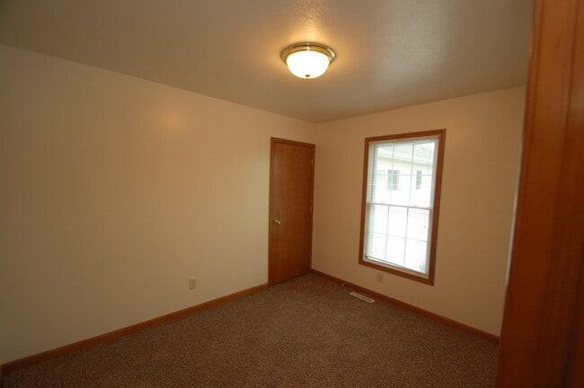 Building Photo - Nice 2-Bedroom Duplex on Tanglewood Drive in Goshen