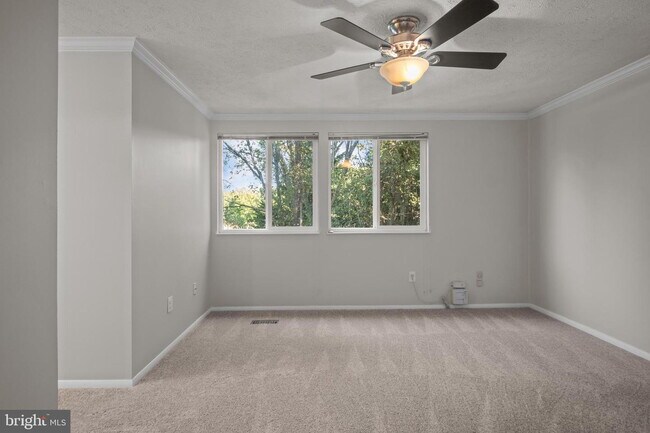 Building Photo - Conveniently Located Townhouse with Versatile Living Spaces