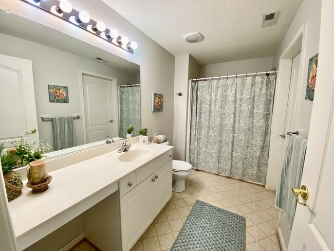 Building Photo - Super-Cute Condo!  First Floor - 1-Story - Fenced Patio - Storage - Pet Friendly!