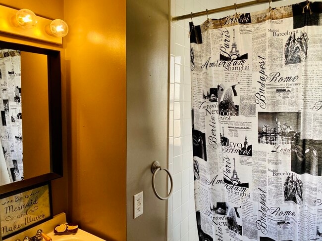 Building Photo - 606 S Webber St