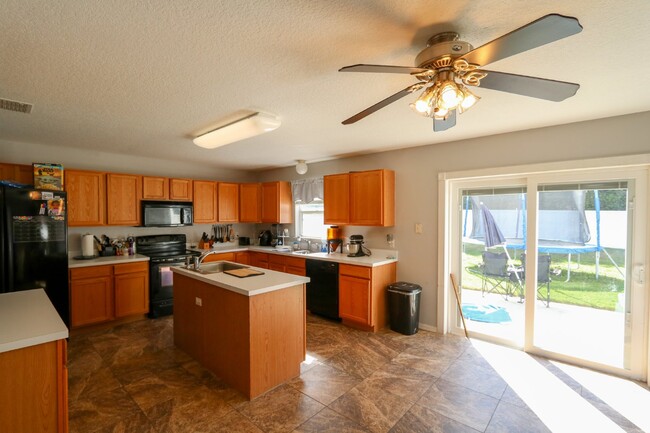 Building Photo - Beautiful  3000 sq ft two story home with ...