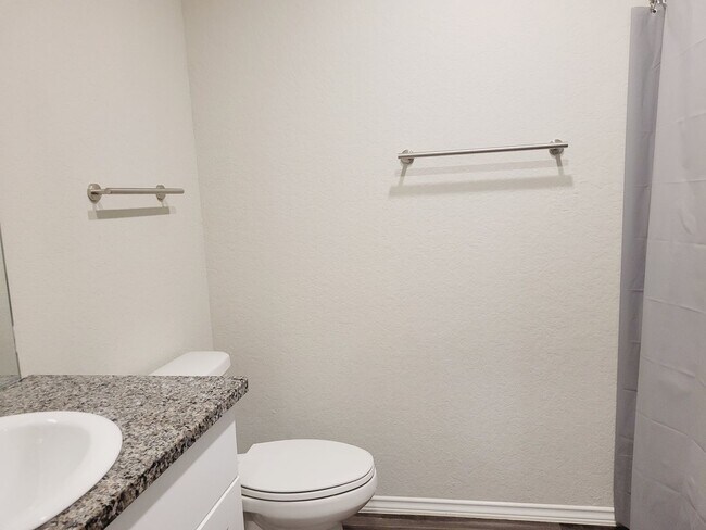 Building Photo - Gorgeous 3-bedroom, 2 Bathroom, Minutes fr...