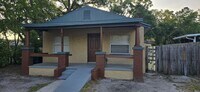 Building Photo - Renovated 4/2 Close to Busch Gardens and M...