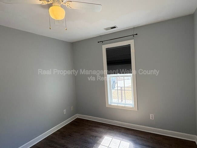 Building Photo - 828 Shackleton Rd