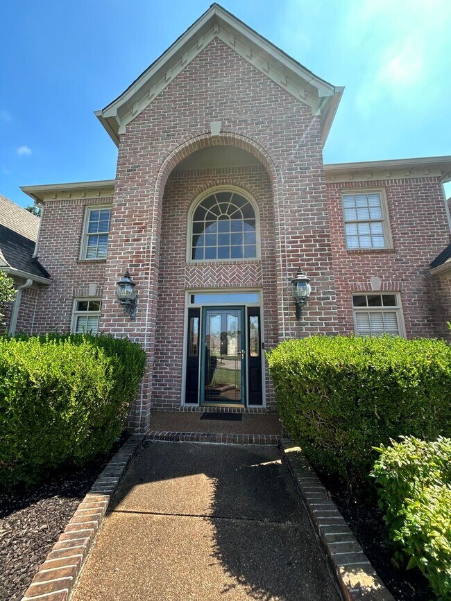 Building Photo - Beautiful Collierville home tucked away in...