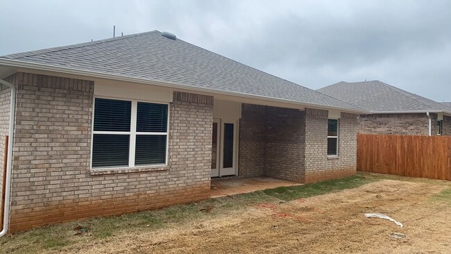 Building Photo - 3 Bedroom 2 Bathroom 2 Car Garage Home in ...