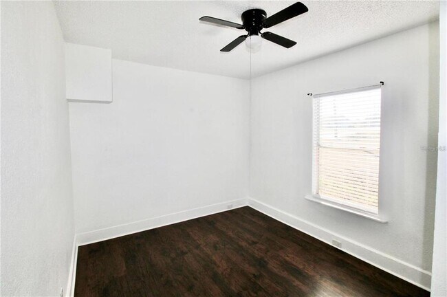 Building Photo - 610 Dundee Rd