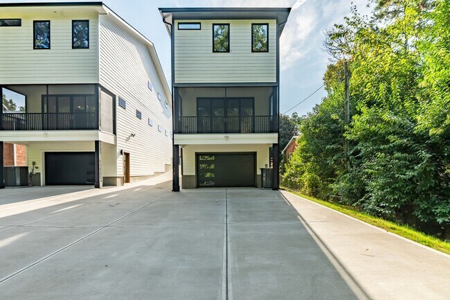 Building Photo - Modern 4-bedroom, 4-bathroom Custom Home D...