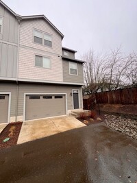 Building Photo - Woodland Townhome Just Minutes from i5