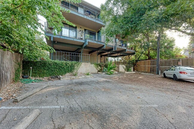 Building Photo - 806 W 17th St