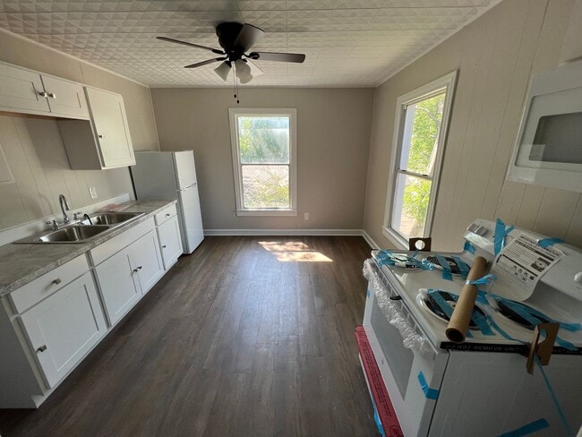 Building Photo - Duplex *upstairs* Leasing Special Available*