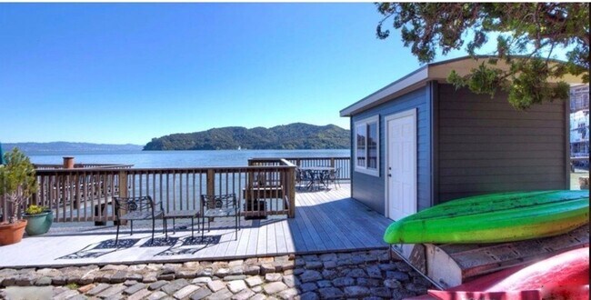 Building Photo - Stunning Waterfront 2 Bedroom Unit in Tibu...